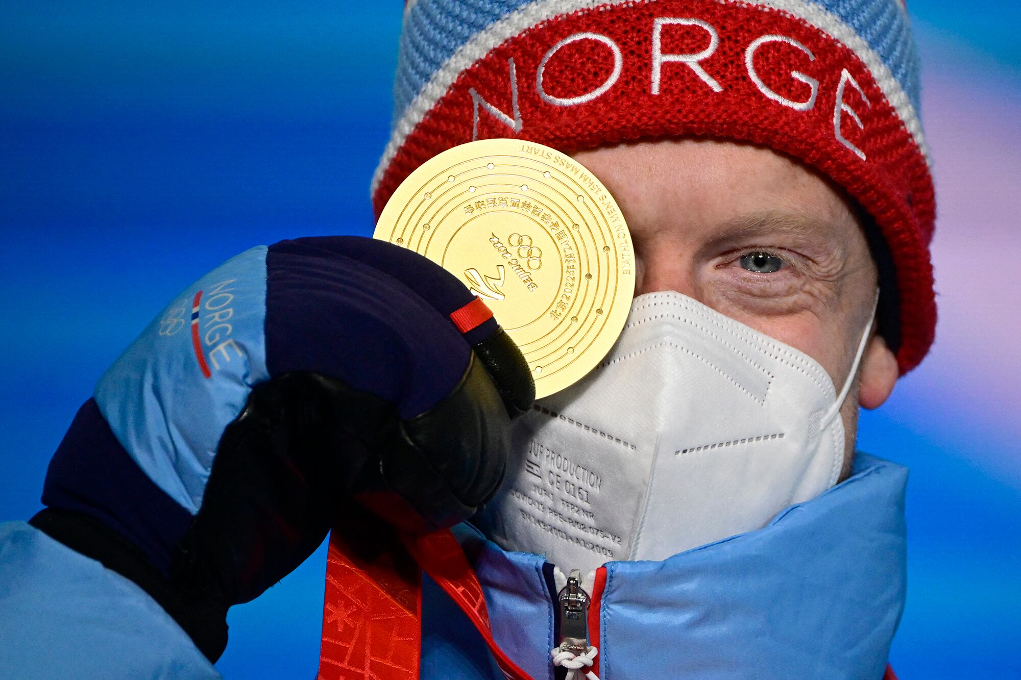 Johannes Thingnes Boe posa en el podio