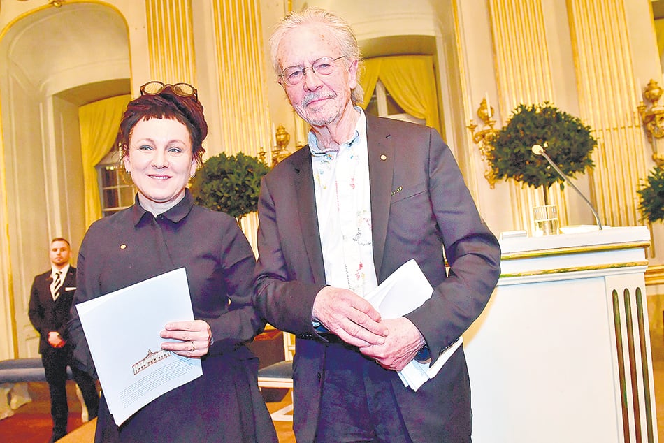 Tokarczuk y Handke, antes de asistir a la ceremonia en Estocolmo, que será este martes.. 