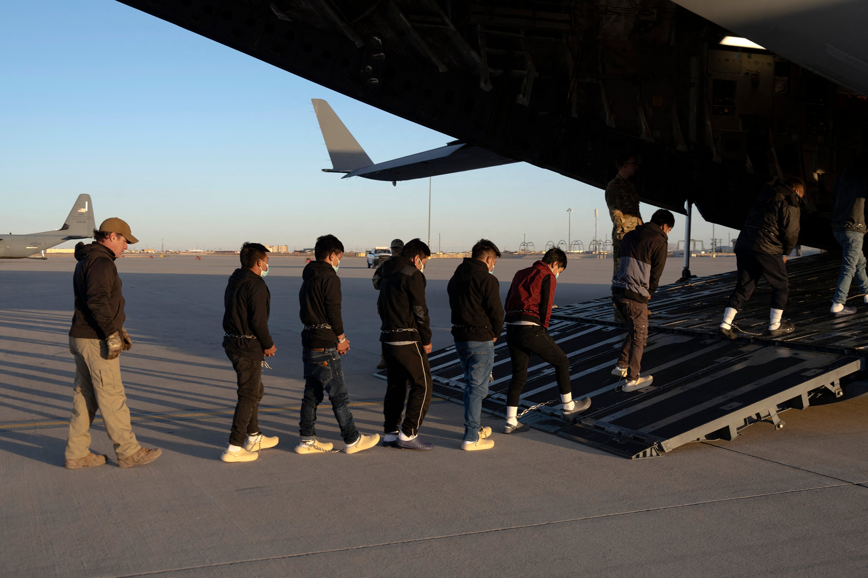 Las autoridades brasileñas entregaron colchones, atención médica y agua para los deportados