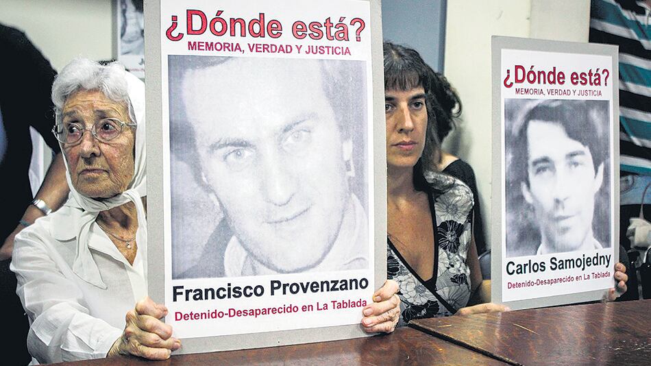 Irene Provenzano, junto su abuela, en una de las audiencias que se están realizando en Morón.