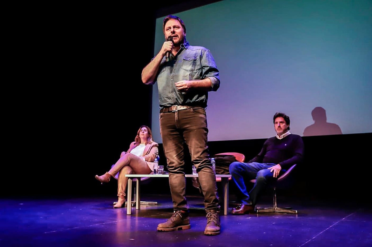 Leandro Santoro, acompañado por Cynthia Salama y Matías Barroetaveña.