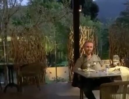 El hombre en el momento en que comenzó a ser grabado e increpado. 