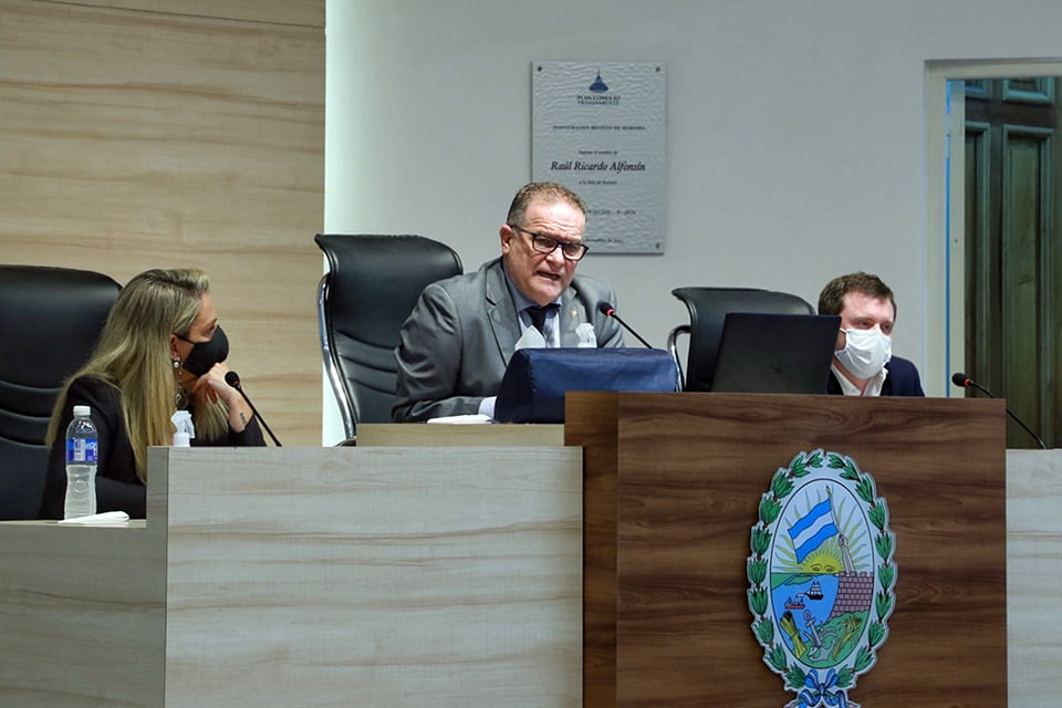 "La policía debe estar en el territorio y no cuidando comercios porque es más barato", dijo Lagna