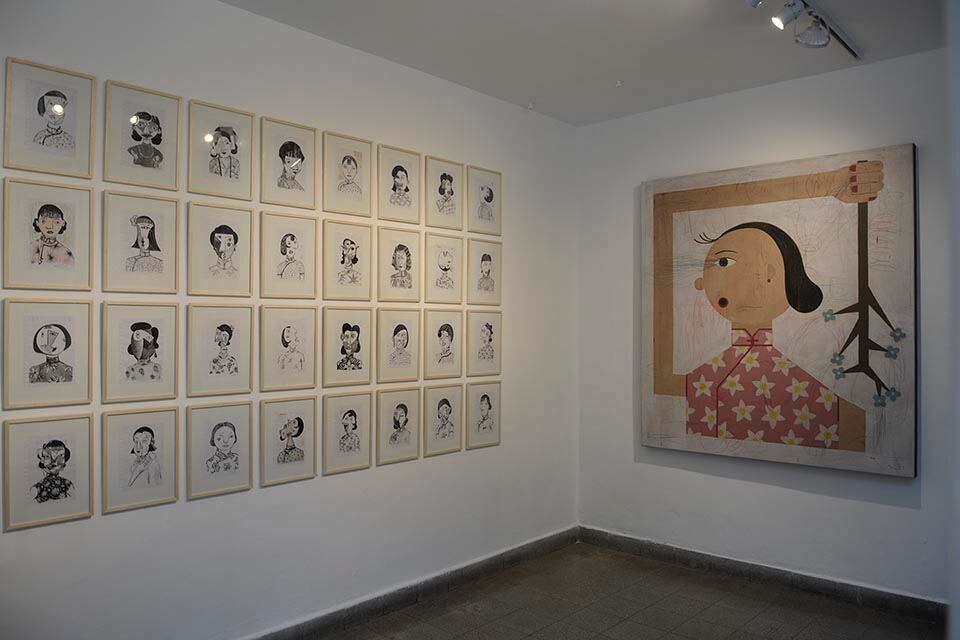 García homenajea en su capa pictórica a la síntesis que cultivó el pintor Juan Grela en los años '60 y '70.