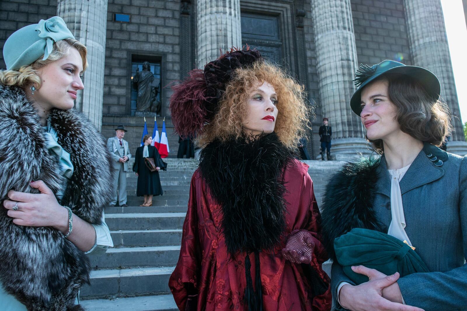 La película se apoya en un reparto preciso y elegante.