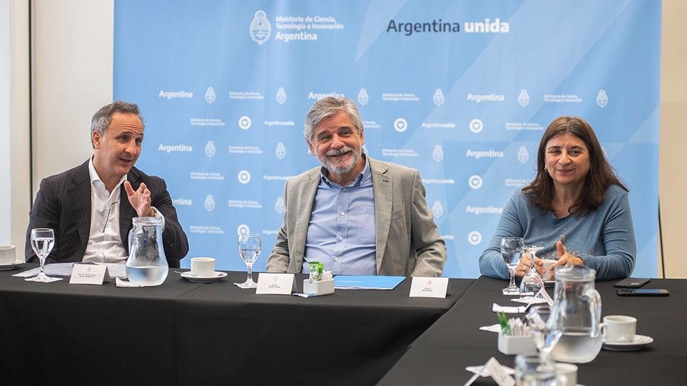 Marcos Bulgheroni, Group CEO de PAE; el ministro Daniel Filmus y Ana Franchi, presidenta del CONICET