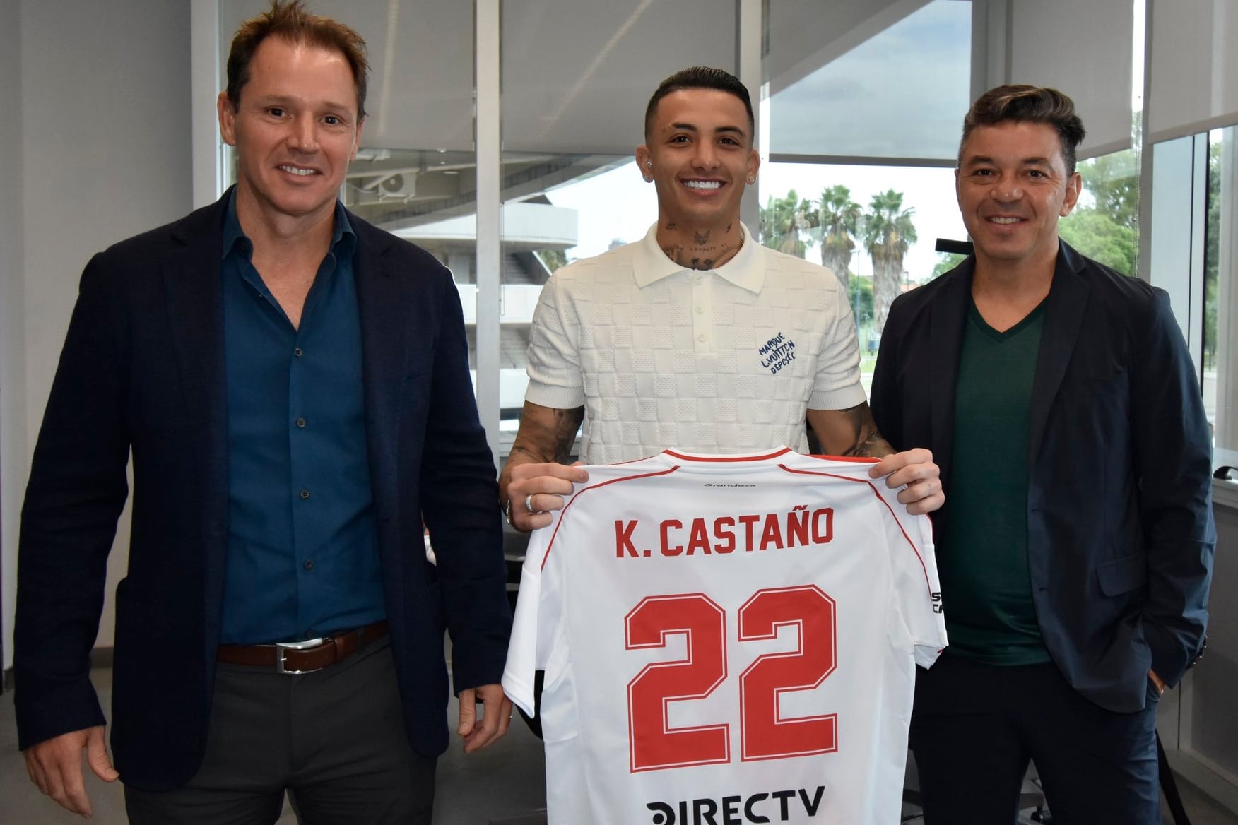 Castaño, junto al presidente Brito y el entrenador Gallardo
