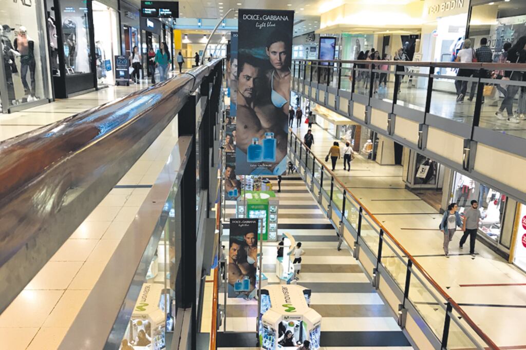 Los shoppings se ven vacíos y los datos oficiales confirman la debilidad de las ventas.
