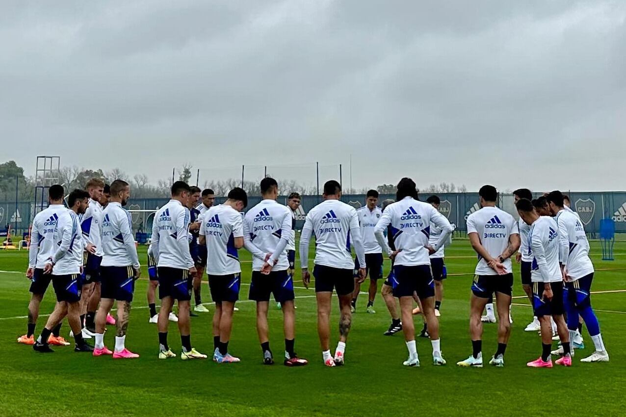 Los jugadores de Boca escuchan con atención