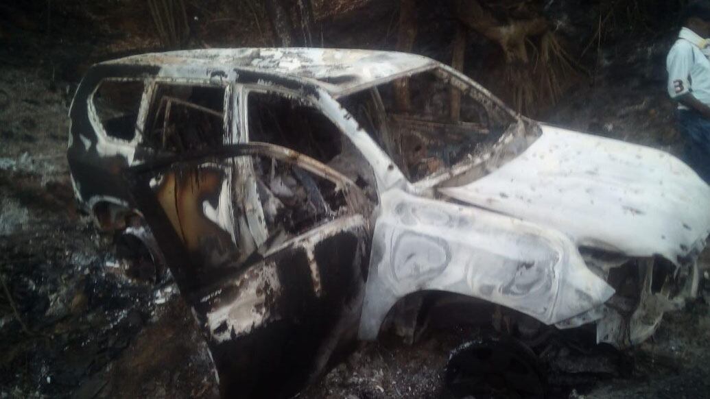 El auto en el que se desplazaba la candidata Karina García fue quemado, tras caer en una emboscado en el municipio de Cauca.