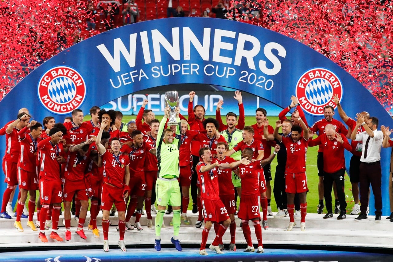 Ocampos, que puso a Sevilla en ventaja de penal, lucha con Pavard.