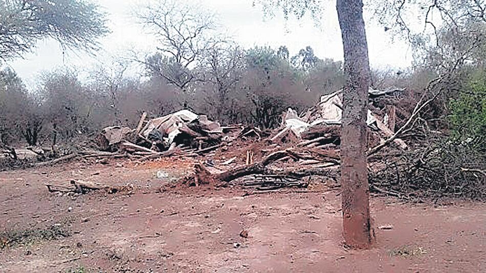 La casa de la familia Palma, tras la topadora y el tractor.
