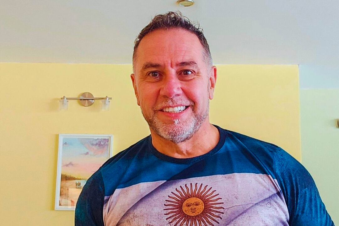 Ricardo Bustos, periodista y precandidato a diputado nacional por La Libertad Avanza en Chubut, fue detenido este sábado.