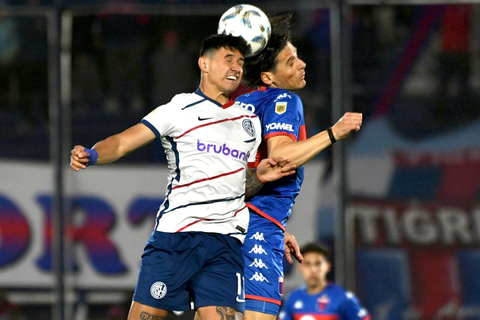 Bareiro lucha por los aires con Prediger. El paraguayo no pesó en ataque