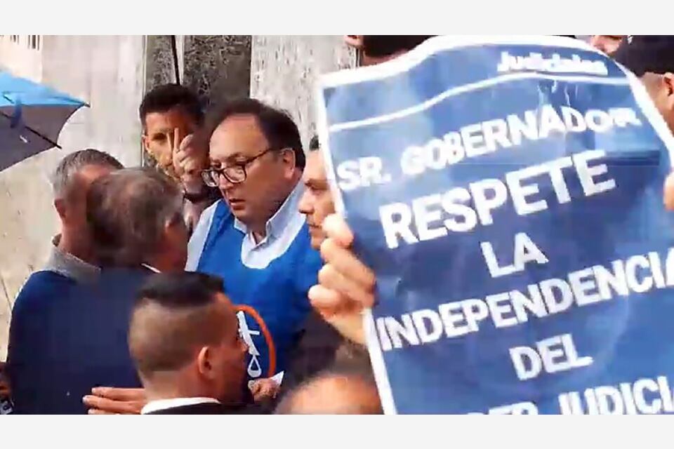 El ministro Fabián Bastía (de espalda) fue insultado en una protestas de judiciales.