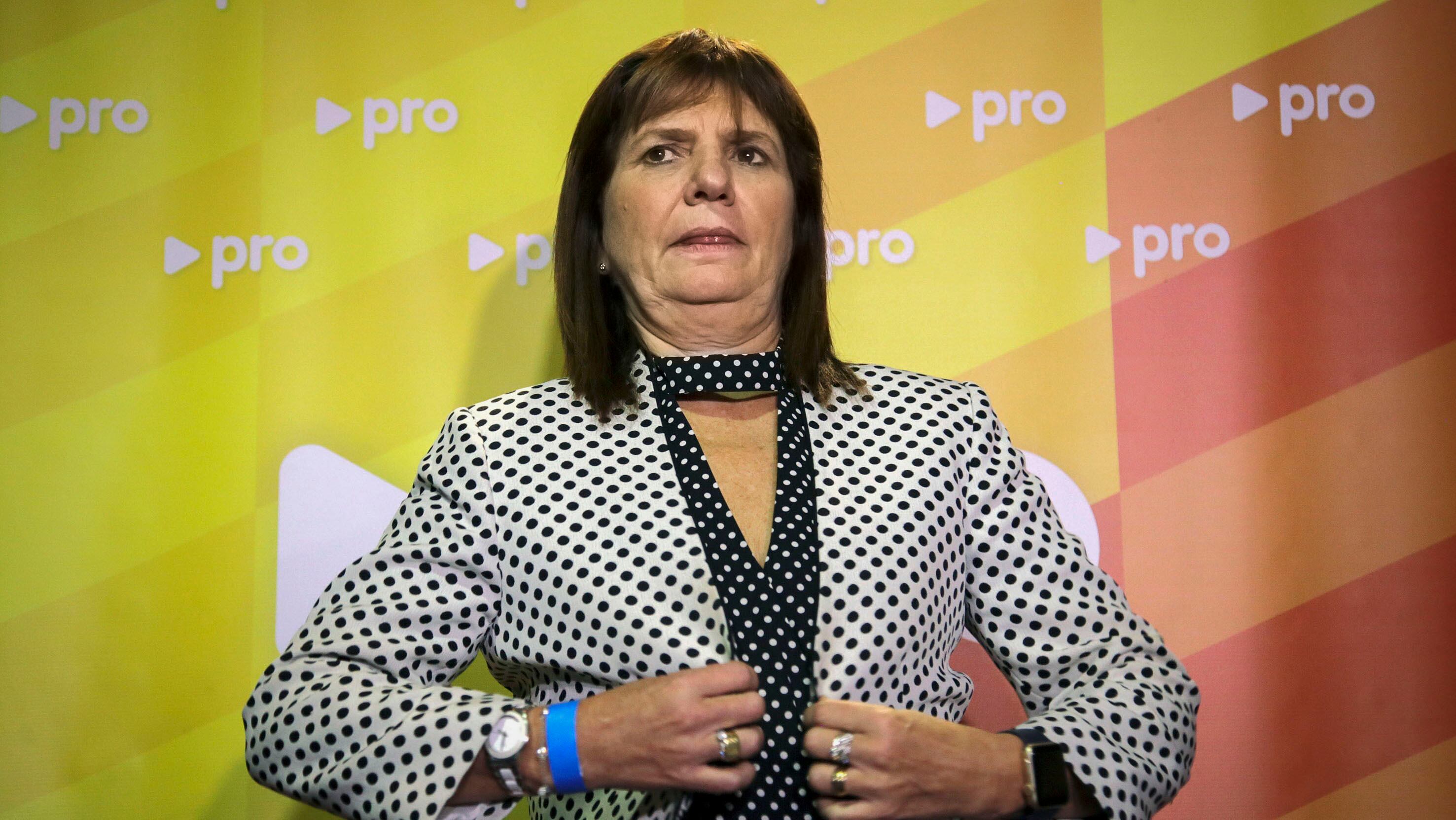 El actor Juan Acosta dio a entender que coimeó a dos policías pero luego se retractó. La ministra le prometió interceder.