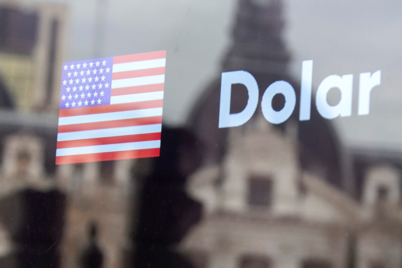 El dólar blue terminó este lunes con un retroceso de 35 pesos y finalizó en 1015 pesos.