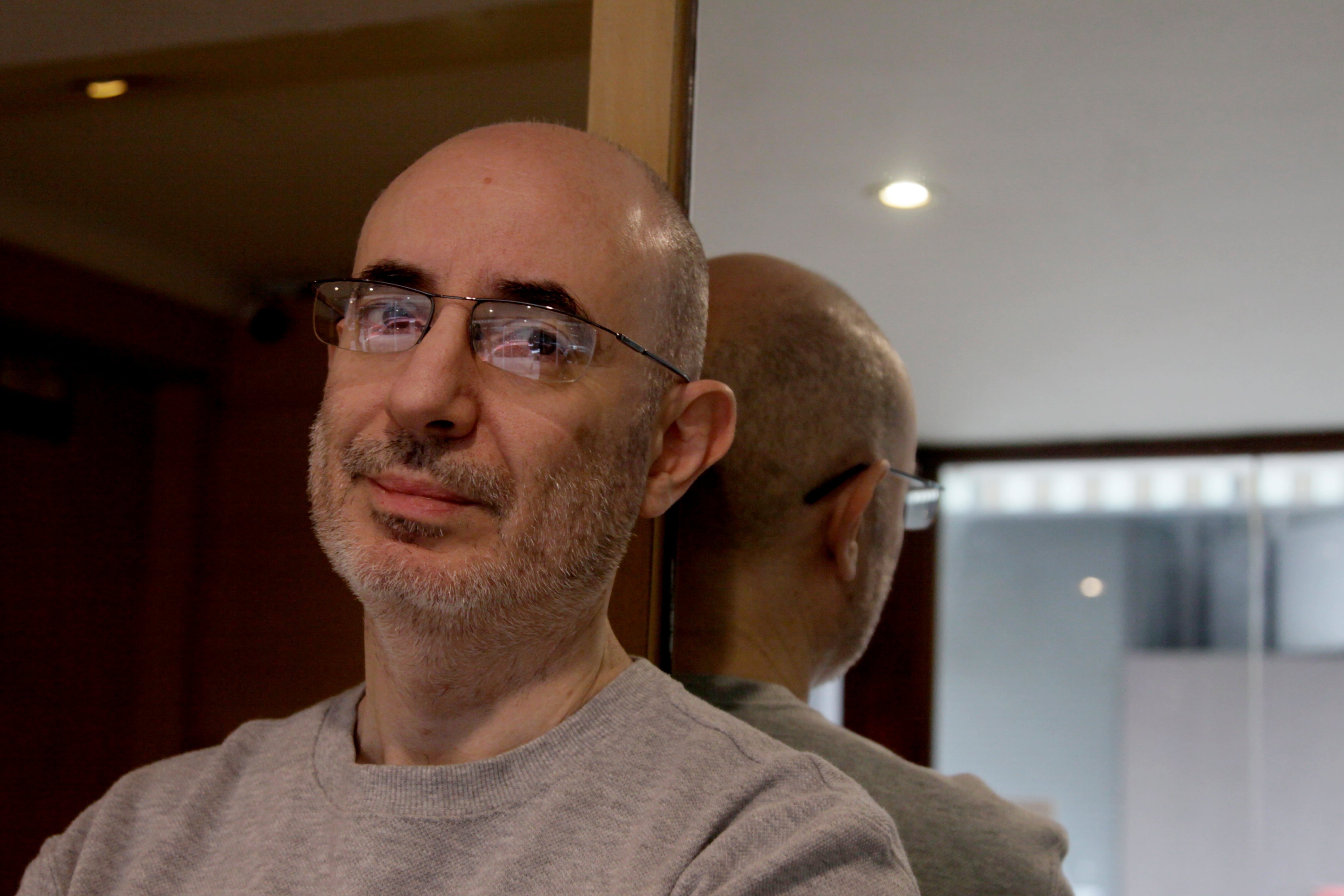 "En la literatura busco no tanto un espejo, sino la puerta que me transporte a otra realidad"