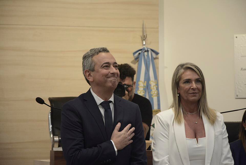 Javkin tras jurar en el Concejo junto a María Eugenia Schmuck.