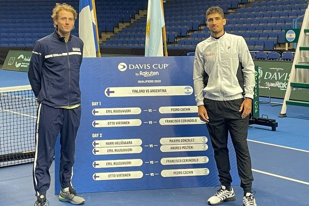 Pedro Cachín, el debutante argentino, junto a su rival Emil Ruusuvuori.