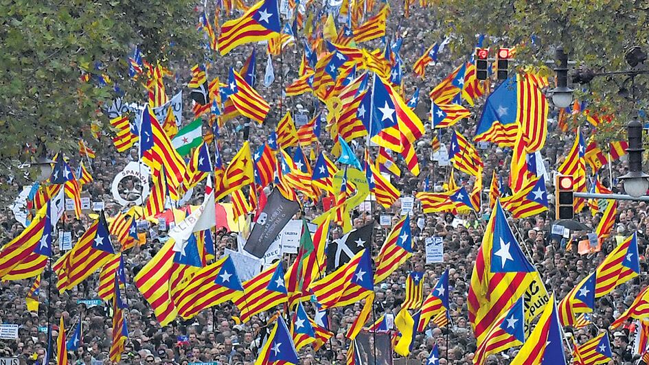 Banderas y pancartas independentistas cubrieron ayer el centro de Barcelona.