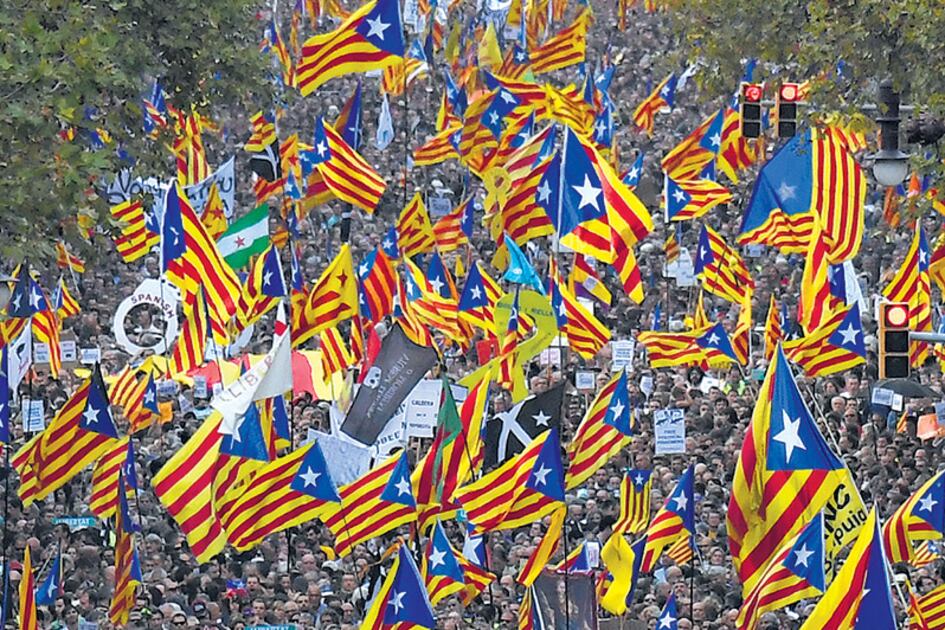 Banderas y pancartas independentistas cubrieron ayer el centro de Barcelona.