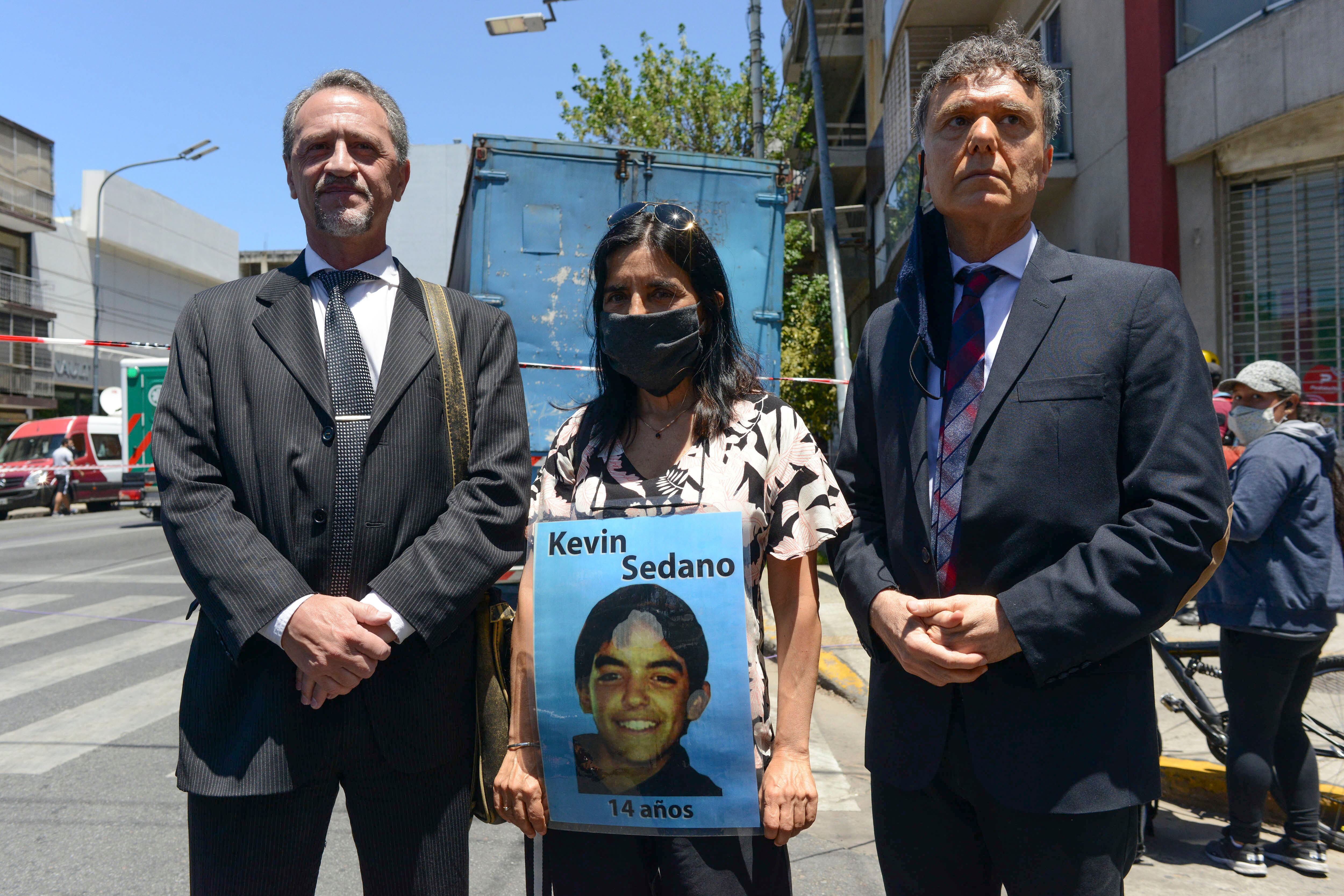 Los abogados de la familia de Isaac junto a Vivian Perrone, de Madres del Dolor.