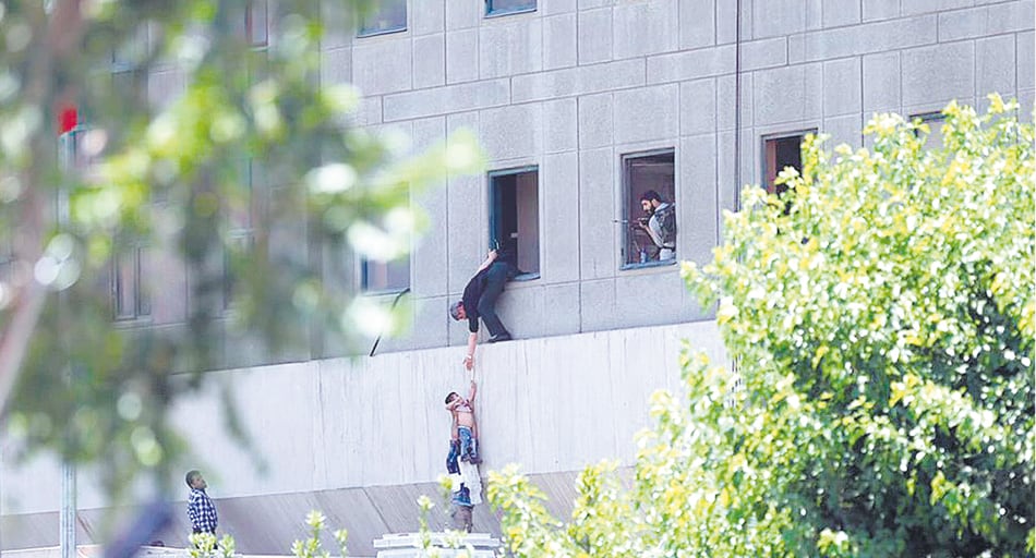 Policías ayudan a escapar a civiles en el Parlamento iraní.