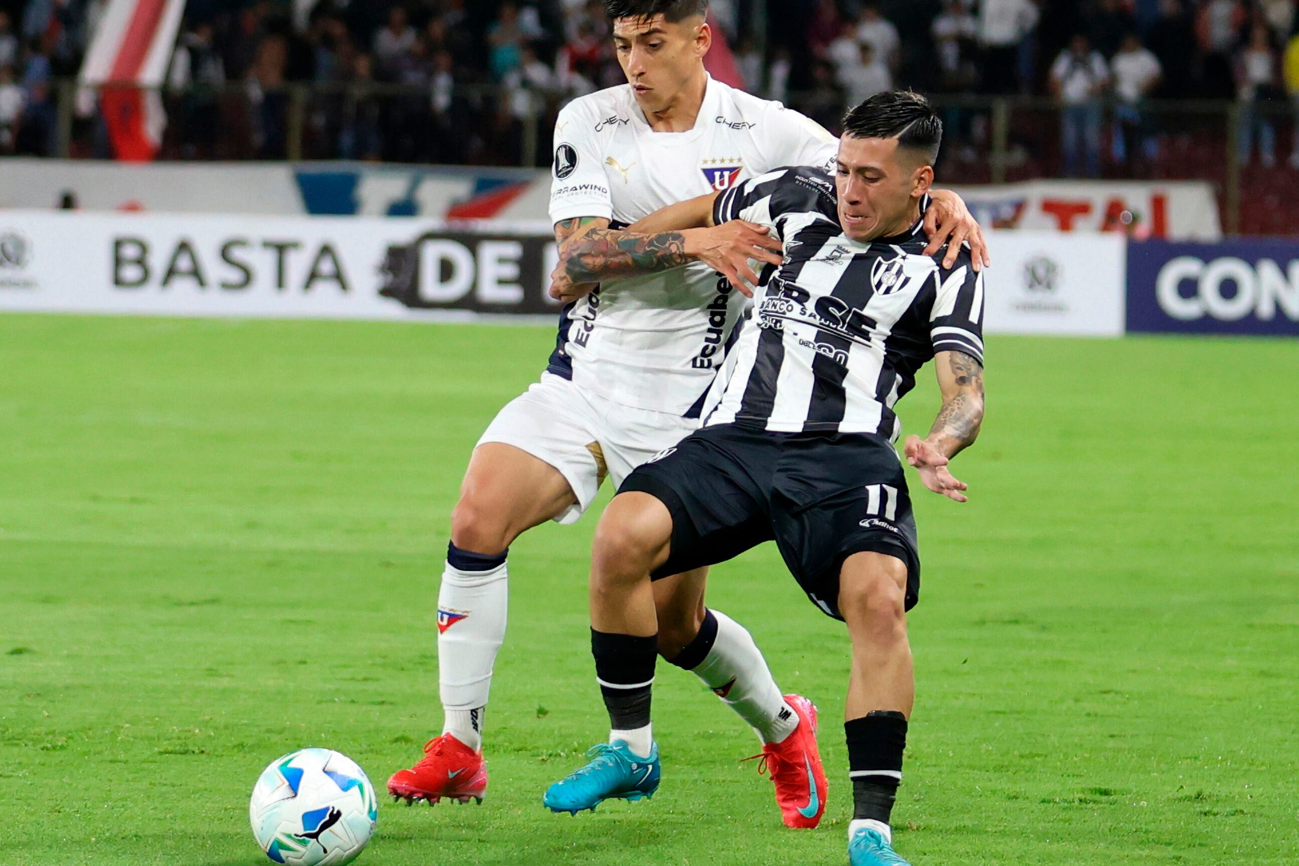 Matías Pelleró lucha por la pelota ante un ecuatoriano