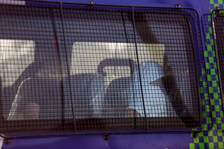 Los rugbiers en un móvil policial, luego de la rueda de reconocimiento. 