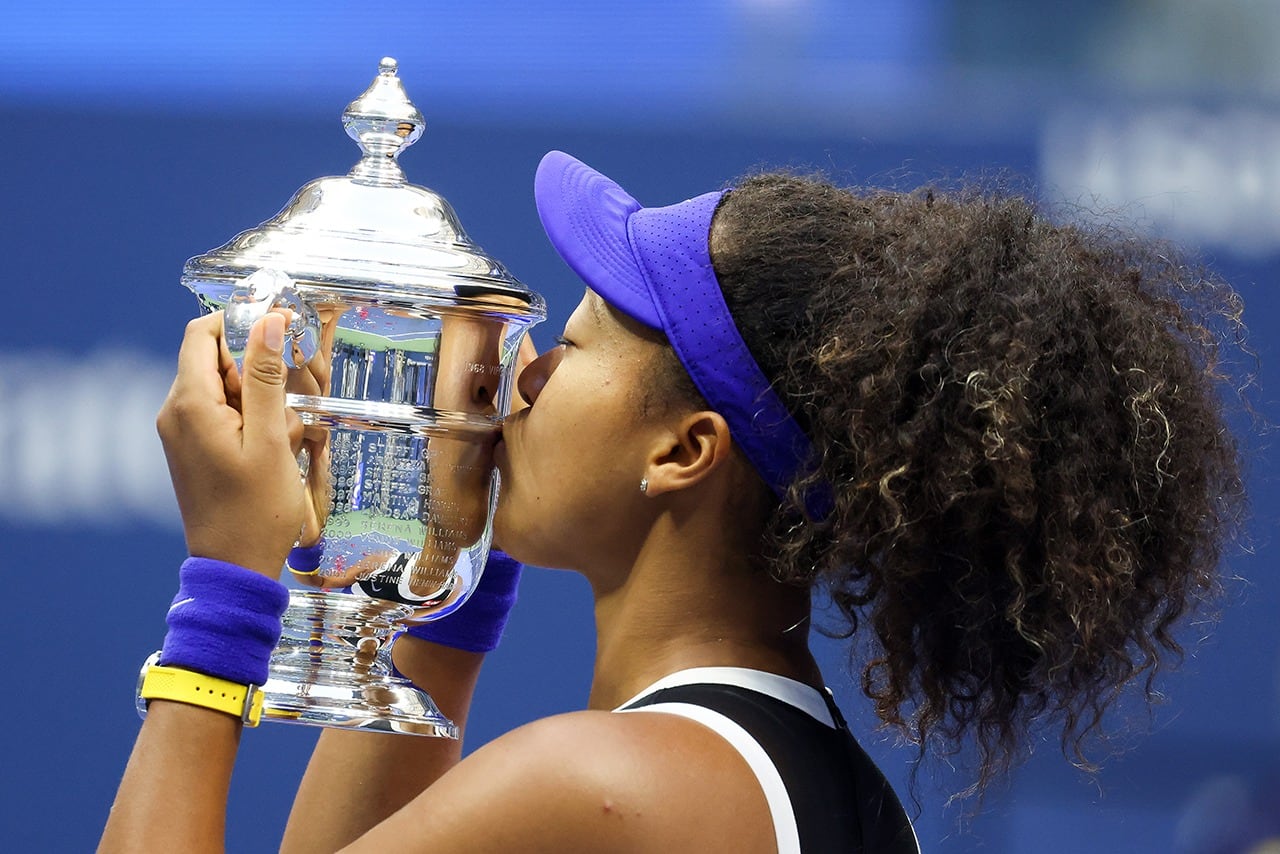 Naomi Osaka besa el trofeo de campeona.