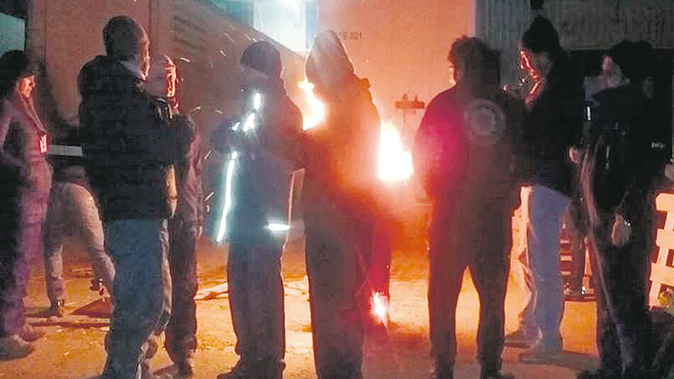 Los trabajadores en vigilia en la planta de Mirgor ante el peligro de más de 60 despidos.