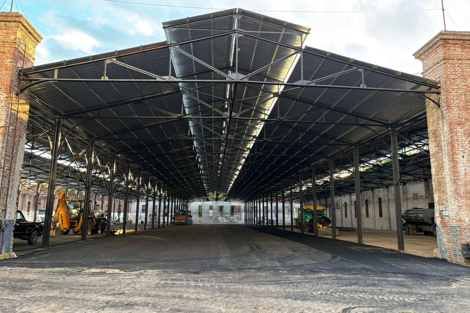 Más de 100 camiones retiraron residuos acumulados durante años en el lugar.