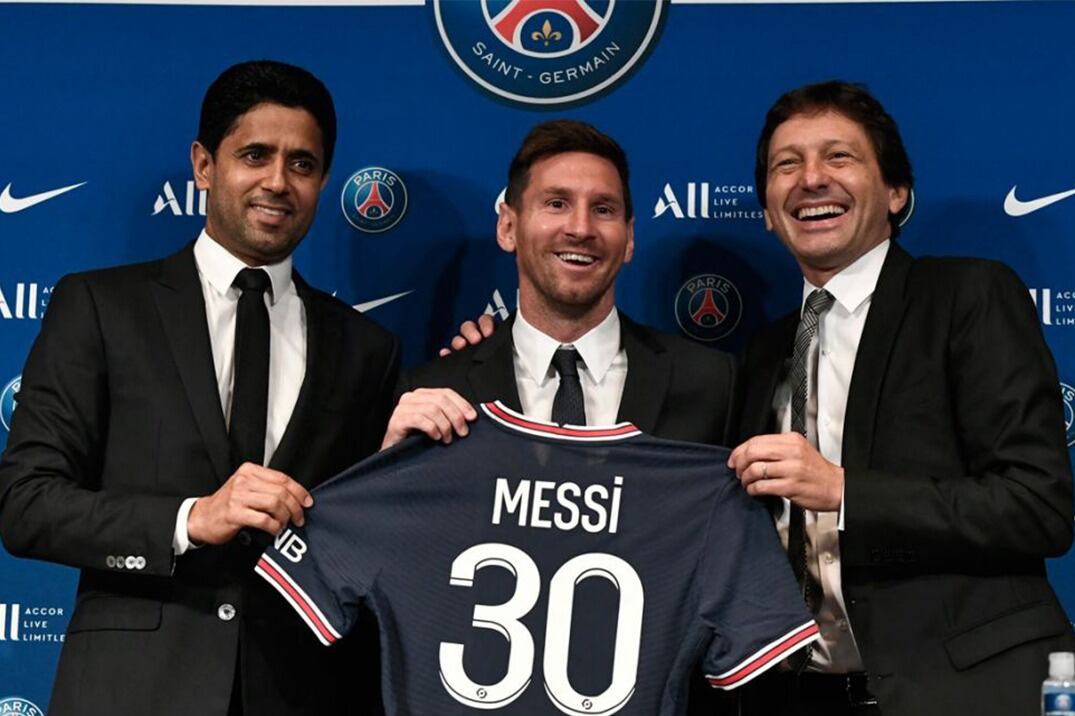 El qatarí Nasser Al-Khelaïfi, presidente del PSG, Messi y el brasileño Leonardo, cuando sobraban las sonrisas