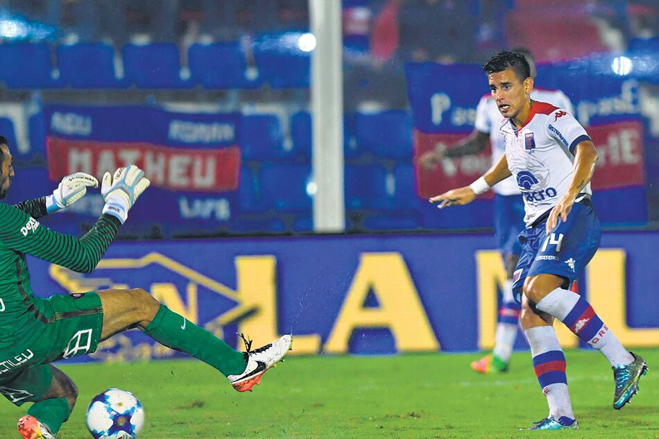 Agustín Cardozo define ante la salida de Torrico, para marcar el primero de los cuatro goles de su equipo.
