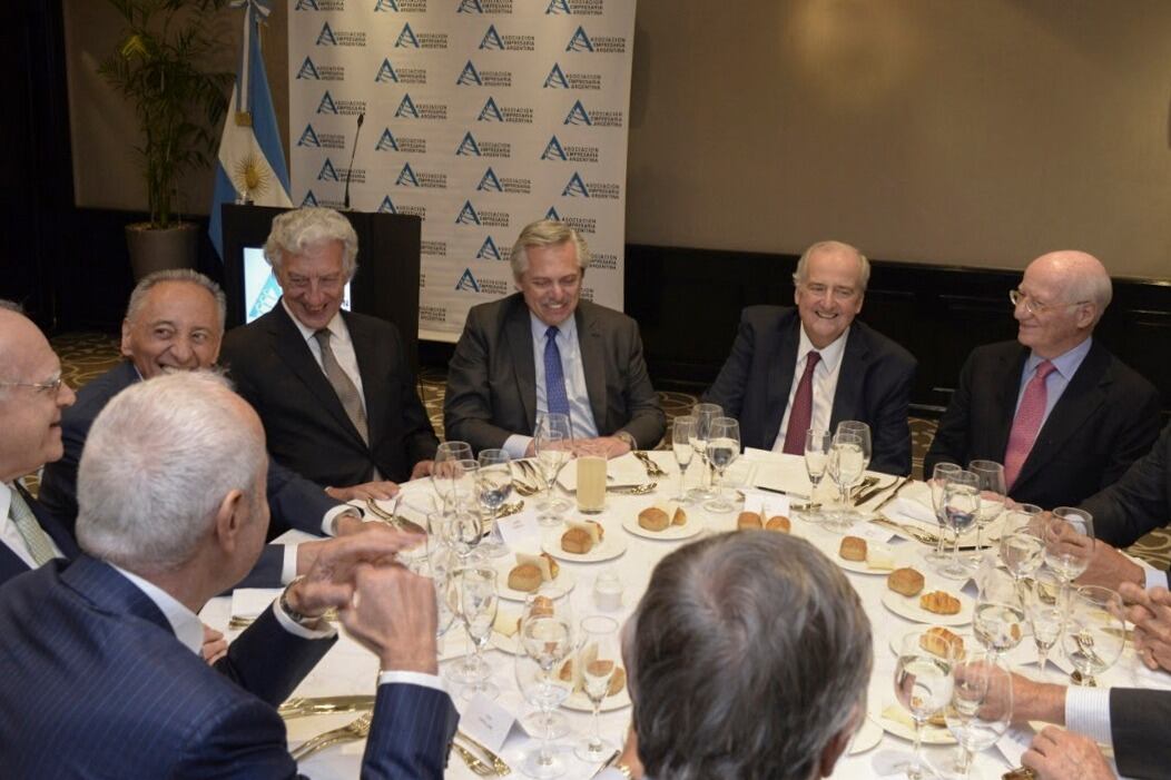 Tiempos de sonrisas. Alberto Fernández, en una no tan lejana visita a AEA