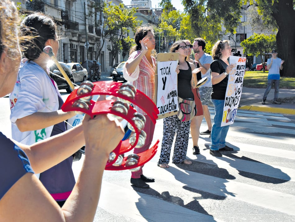 En varias escuelas porteñas hubo protestas de los docentes ayer, para reclamar el llamado a paritarias.