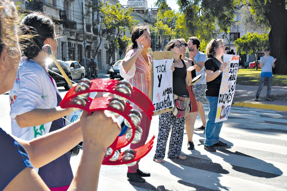 En varias escuelas porteñas hubo protestas de los docentes ayer, para reclamar el llamado a paritarias.