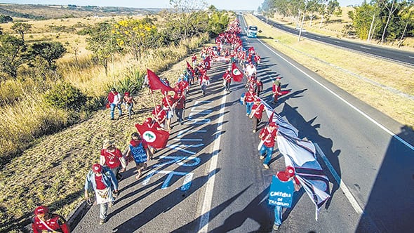 Imagen del MST en una de las columnas que marcha a Brasilia a pedir la libertad de Lula.