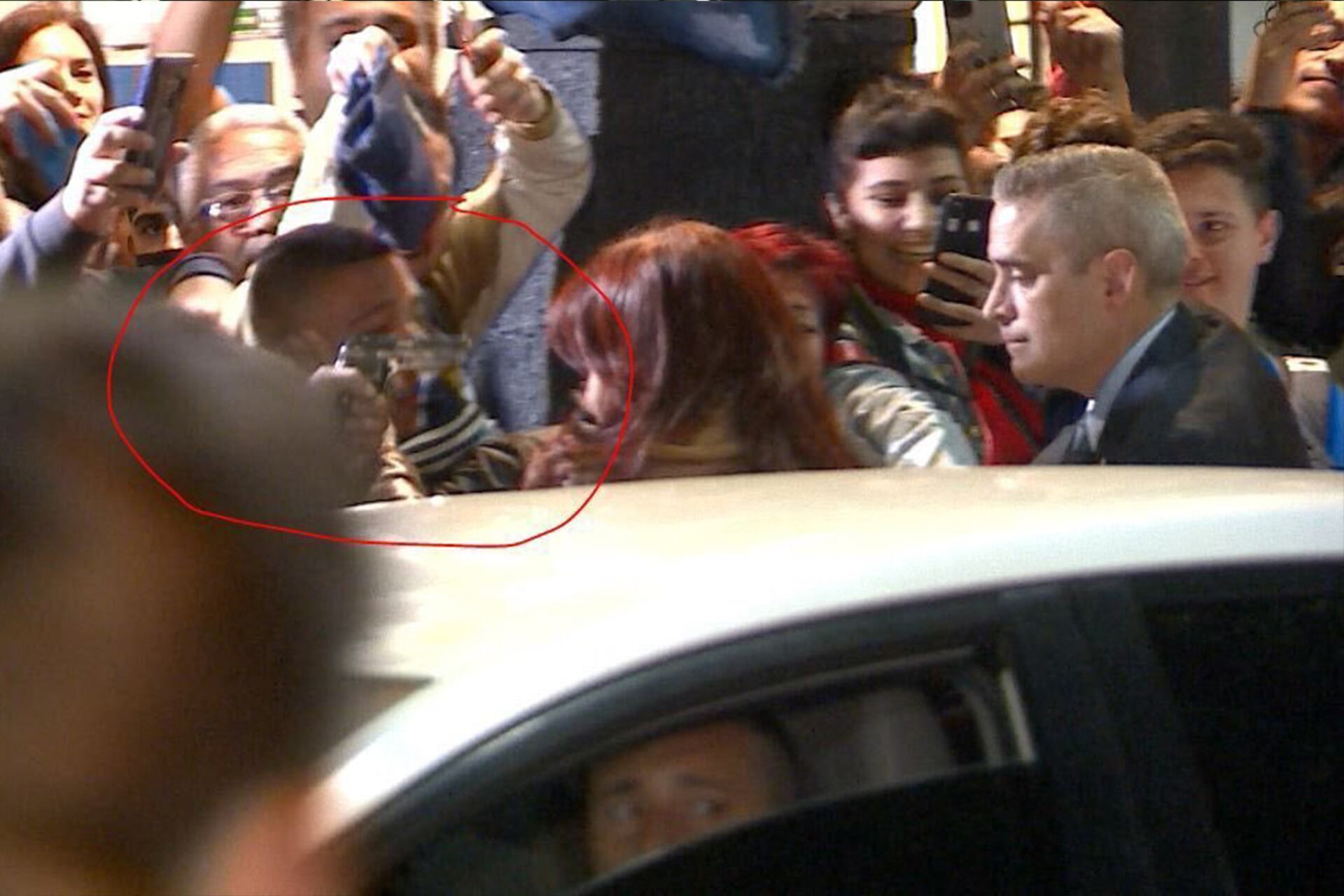 Momento del ataque a Cristina Fernández de Kirchner en la puerta de su domicilio.