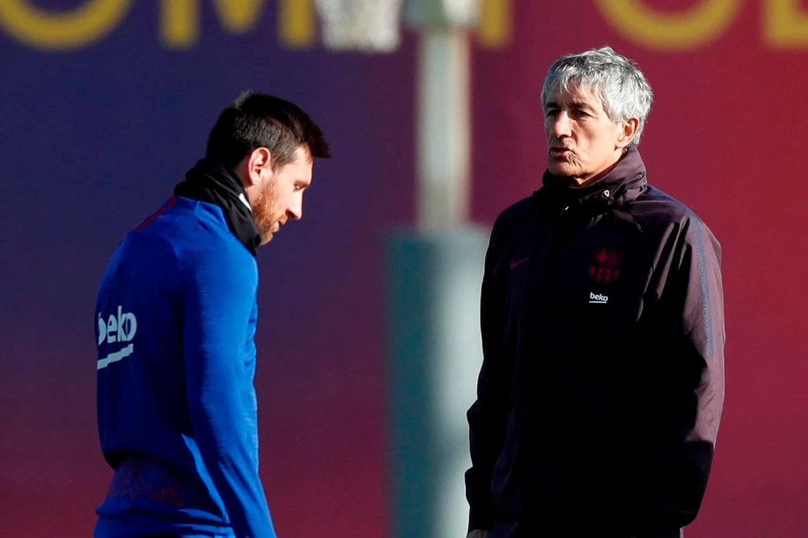 Quique Setién y Lionel Messi, durante un entrenamiento de Barcelona.