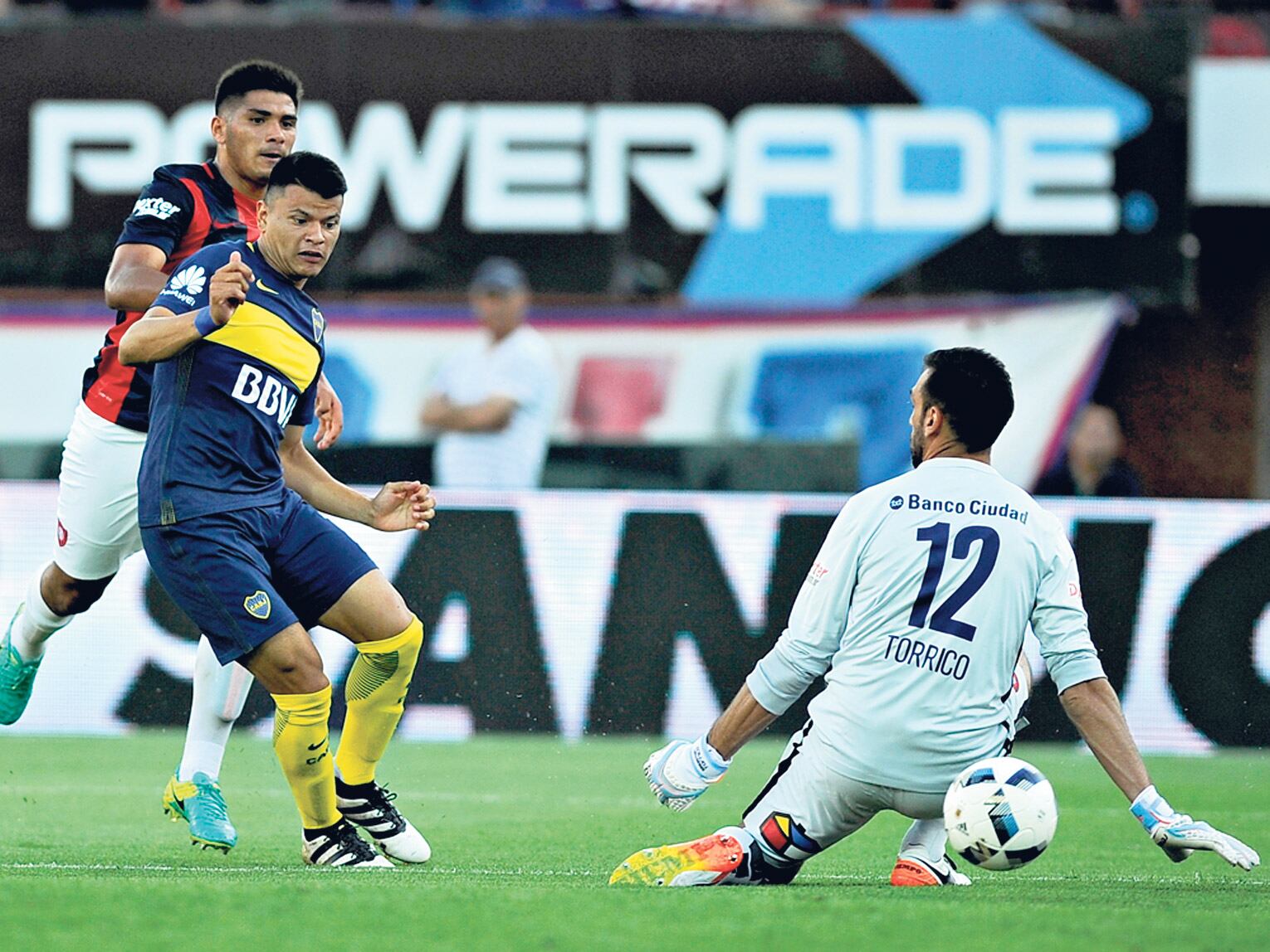 Gustavo Bou define ante la salida de Torrico, después de quitarle la pelota al joven Zalazar, que falló en una salida.