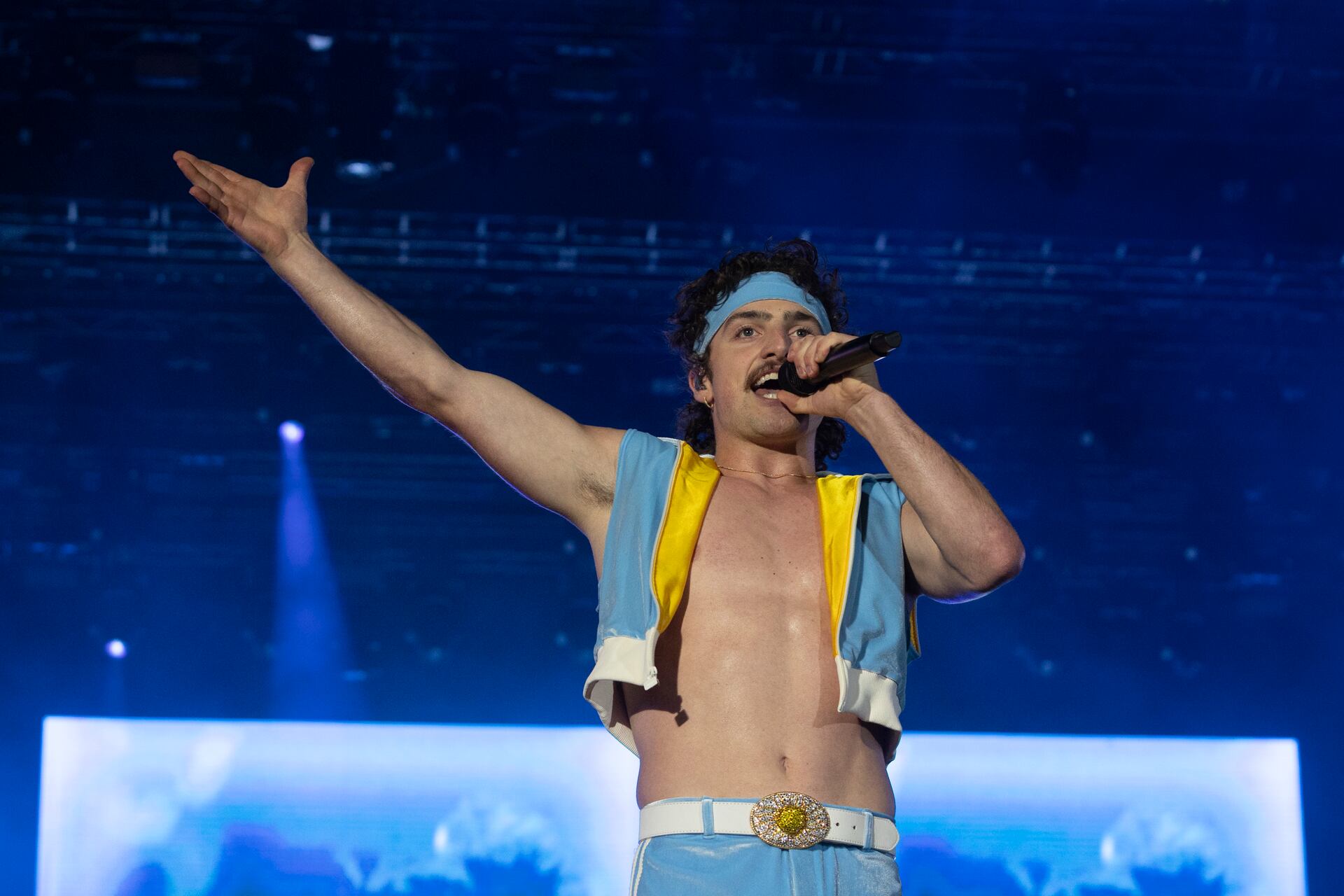 El nuevo popstar estadounidense Benson Boone demostró por qué está llamando tanto la atención, más allá de su show en los Grammy