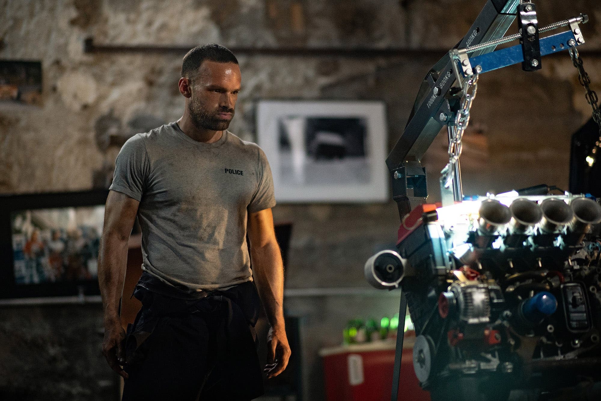 "Bala perdida" aborda temas clásicos como la traición y la camaradería. 