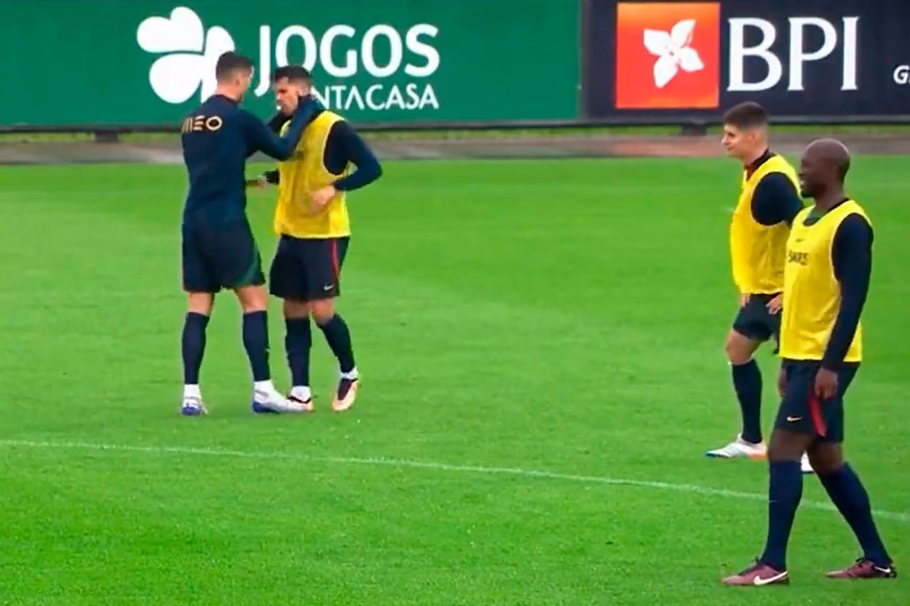 El momento en que CR7 agarra del cuello a su compañero Joao Cancelo