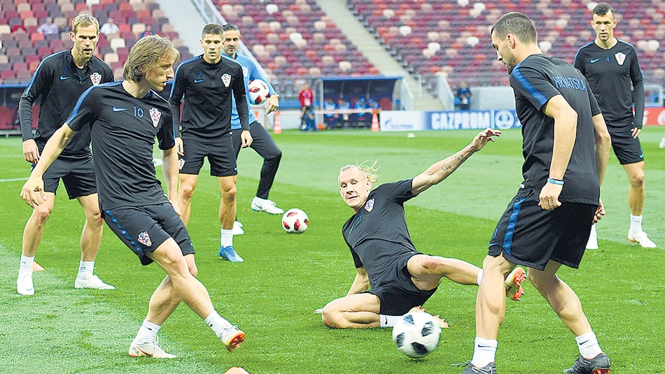 Modric le pega a la pelota ante la marca de Vida en Moscú.