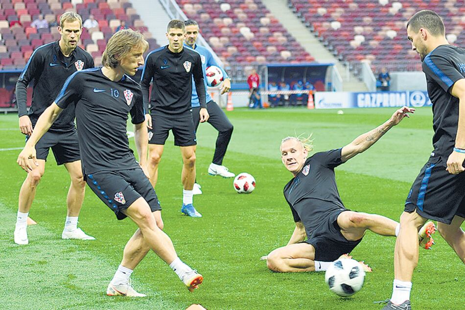 Modric le pega a la pelota ante la marca de Vida en Moscú.