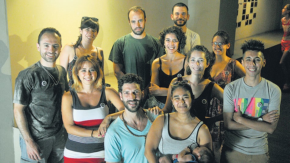 Los bailarines de tango empiezan a trabajar en equipo.