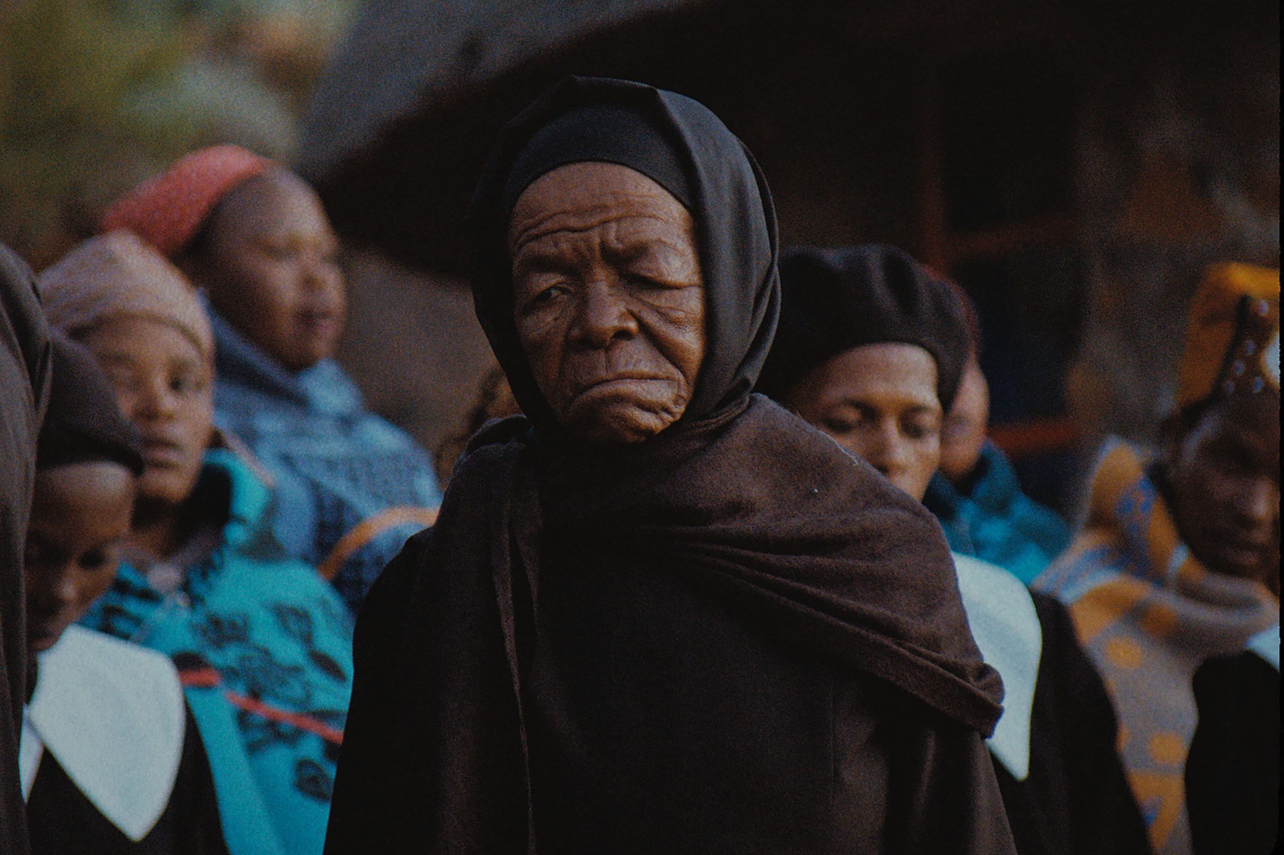 Eternamente ataviada de luto, Mantoa llama a la muerte, pero la muerte no llega.