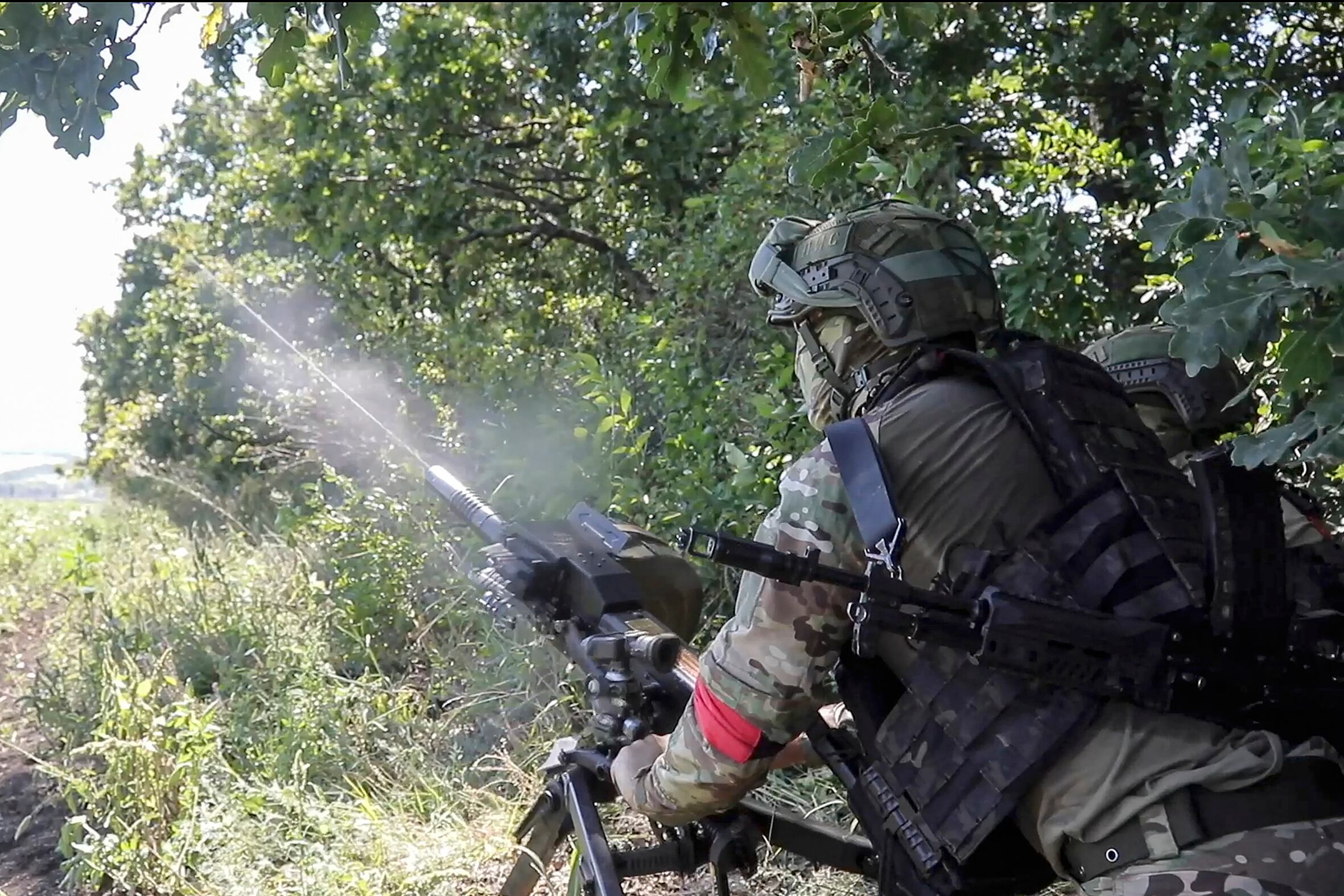 Un soldado ruso dispara un lanzagranadas contra posiciones ucranianas.